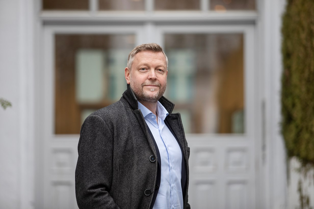 Portrett av mann forran dør