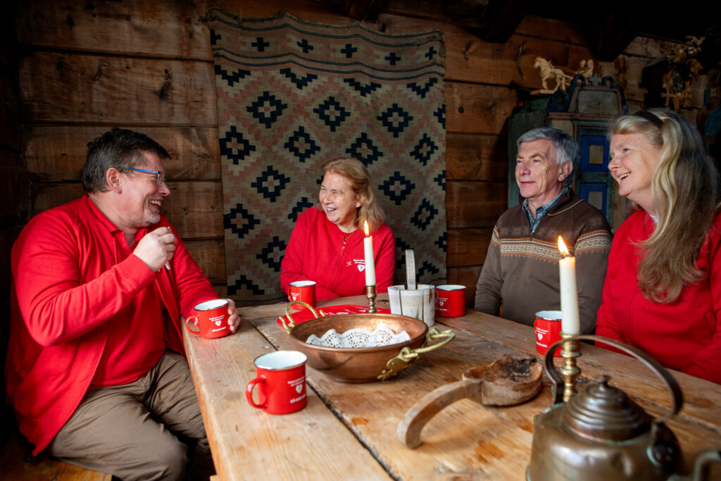 Fire mennesker rundt et bord